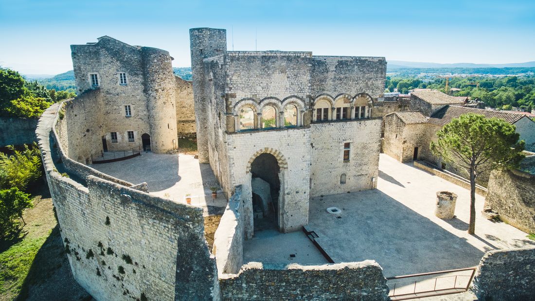 Le château des Adhémar de Montélimar vu du ciel, remparts et logis seigneurial