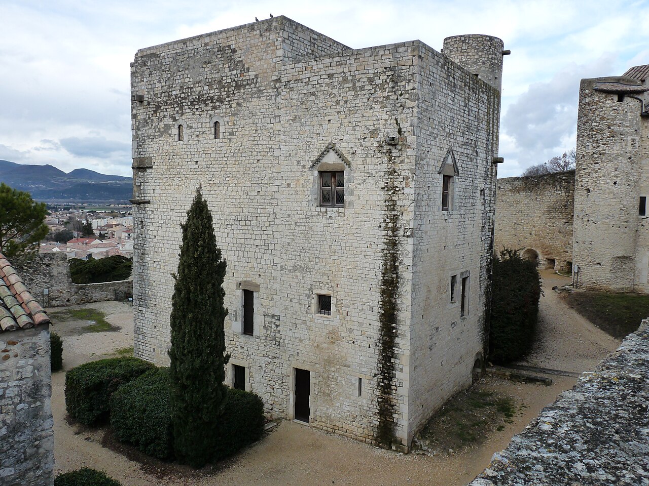 Le logis seigneurial du château de Montélimar vu depuis le chemin de ronde, avec la ville et la plaine du Rhône derrière