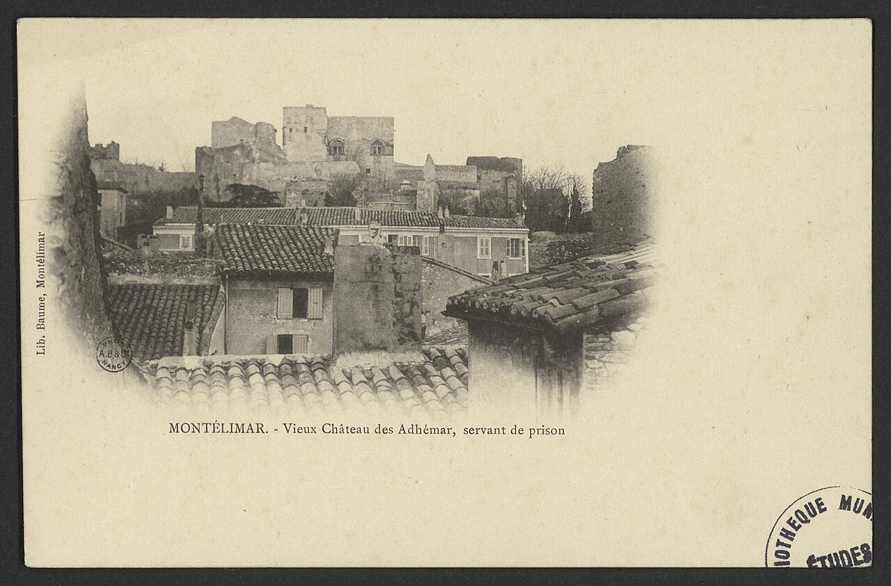Carte postale ancienne du vieux château des Adhémar à Montélimar, légendée « servant de prison », vue depuis les toits de la vieille ville
