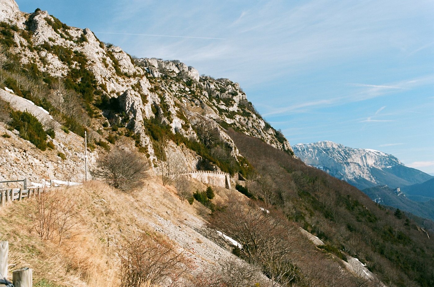 Le versant sud du col de Rousset en hiver, avec très peu de neige sur les pentes
