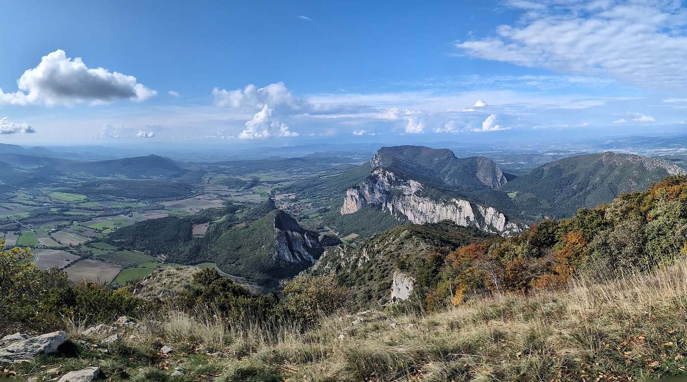 La forêt de Saoû dans la Drôme, falaises calcaires du synclinal perché