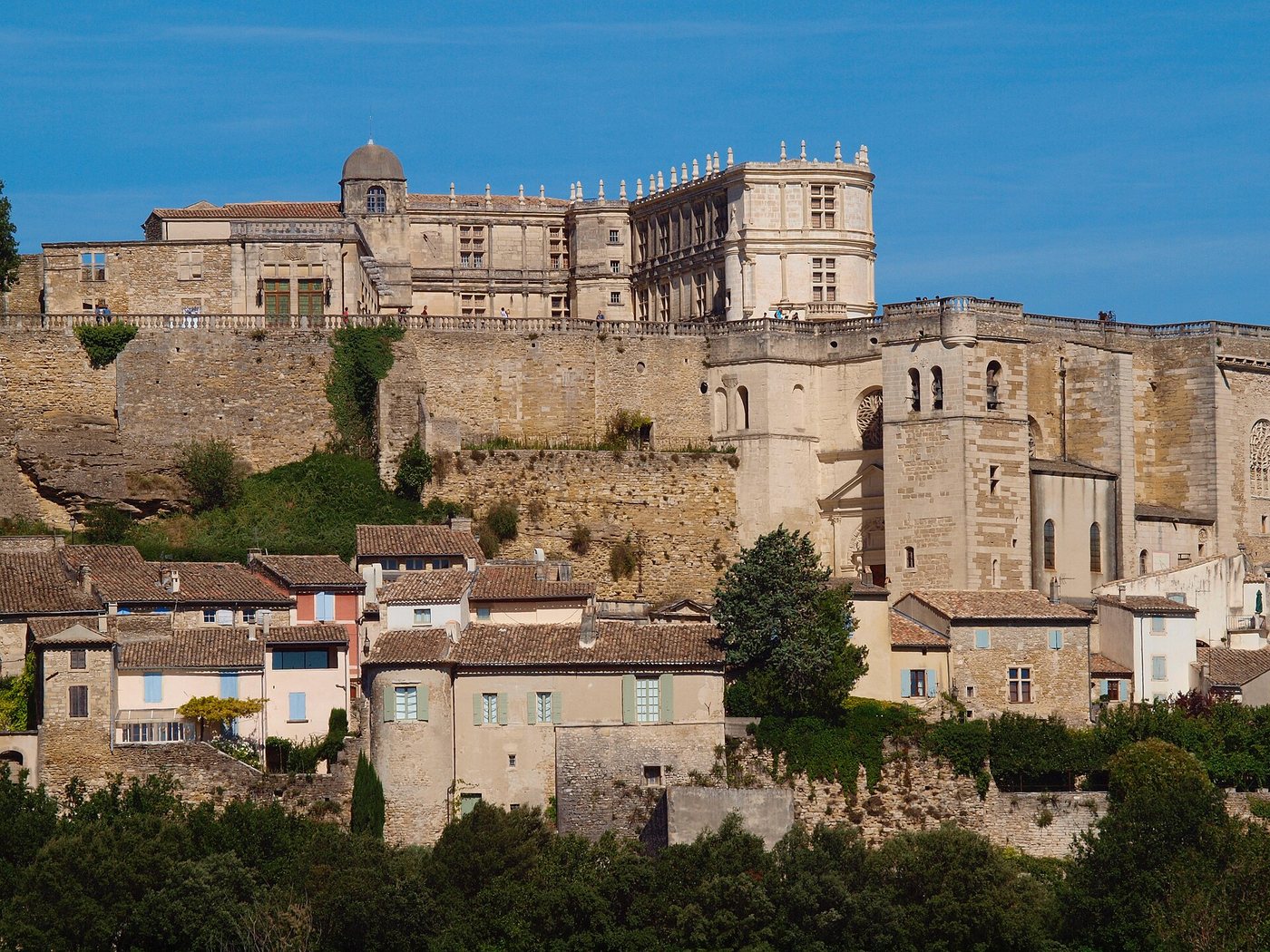 Le château de Grignan et la collégiale Saint-Sauveur dominant le village