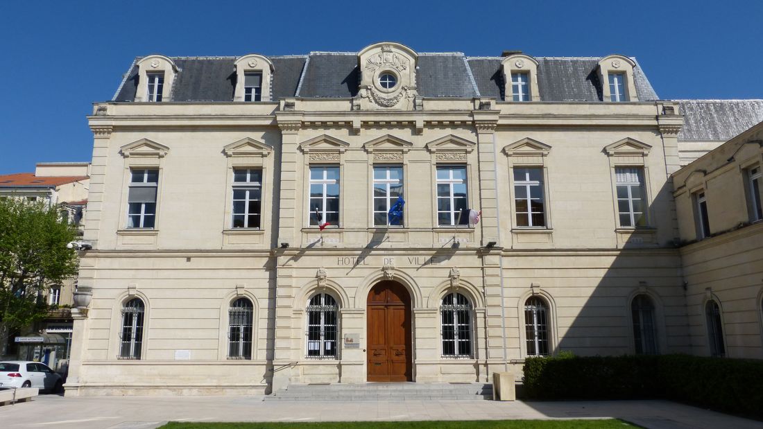 L'hôtel de ville de Montélimar, place Émile Loubet, façade et drapeaux