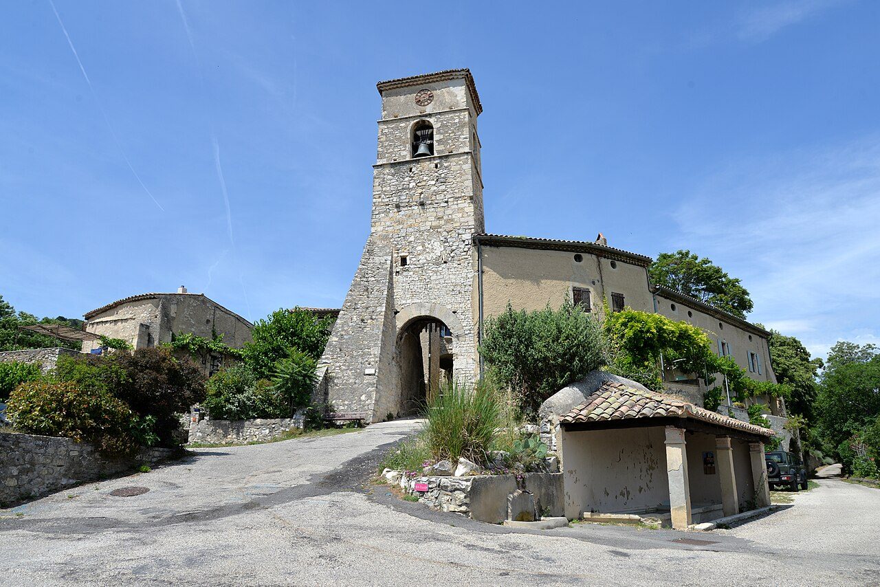 Le beffroi et le lavoir du vieux village de Marsanne, dans la Drôme