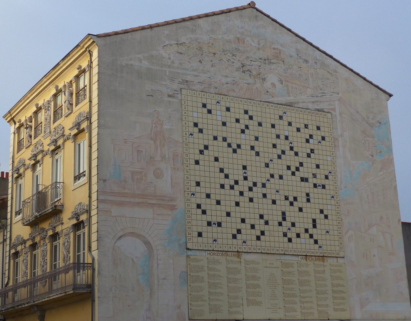 Pignon peint en trompe-l'œil avec une grille de mots croisés géante, en centre-ville de Montélimar