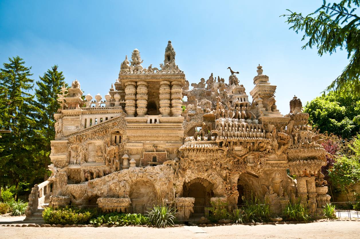 La façade du Palais des Bonbons, du Nougat et des Souvenirs, le long de la route de Valence à Montélimar