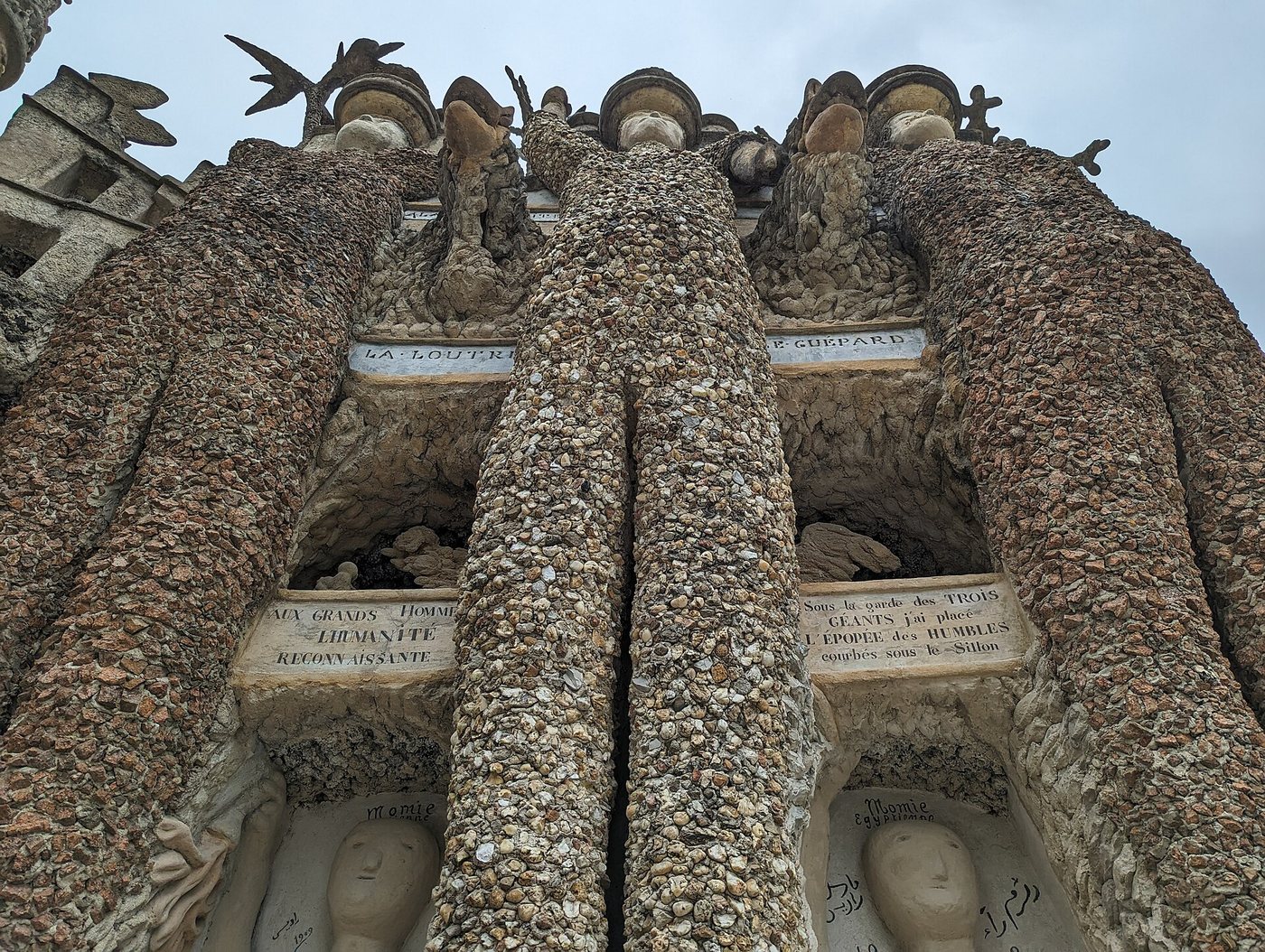 Les trois géants de la façade est du Palais idéal du facteur Cheval, à Hauterives