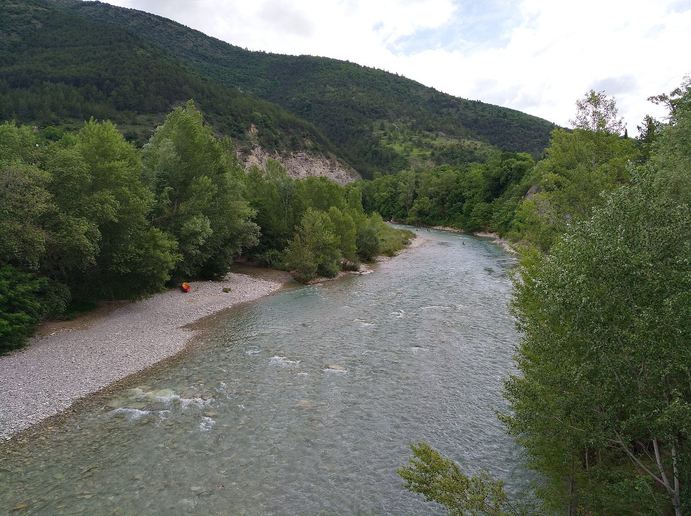 La rivière Drôme et ses plages de galets à Saillans, en amont de Crest