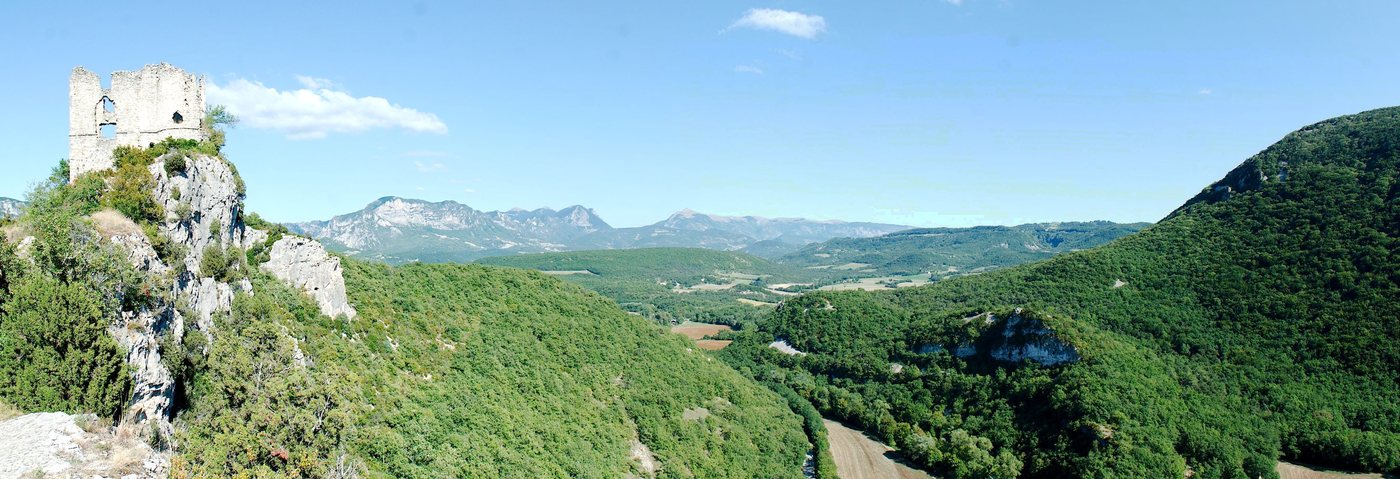 La vallée du Roubion vue depuis les ruines du château de Soyans, avec les Trois Becs au fond