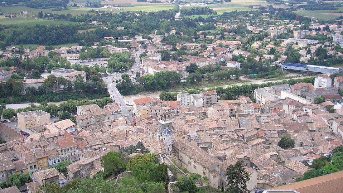 Vue sur les toits de Crest et la vallée de la Drôme depuis le donjon
