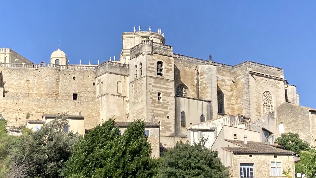 Le château Renaissance de Grignan vu depuis le village, au-dessus des toits