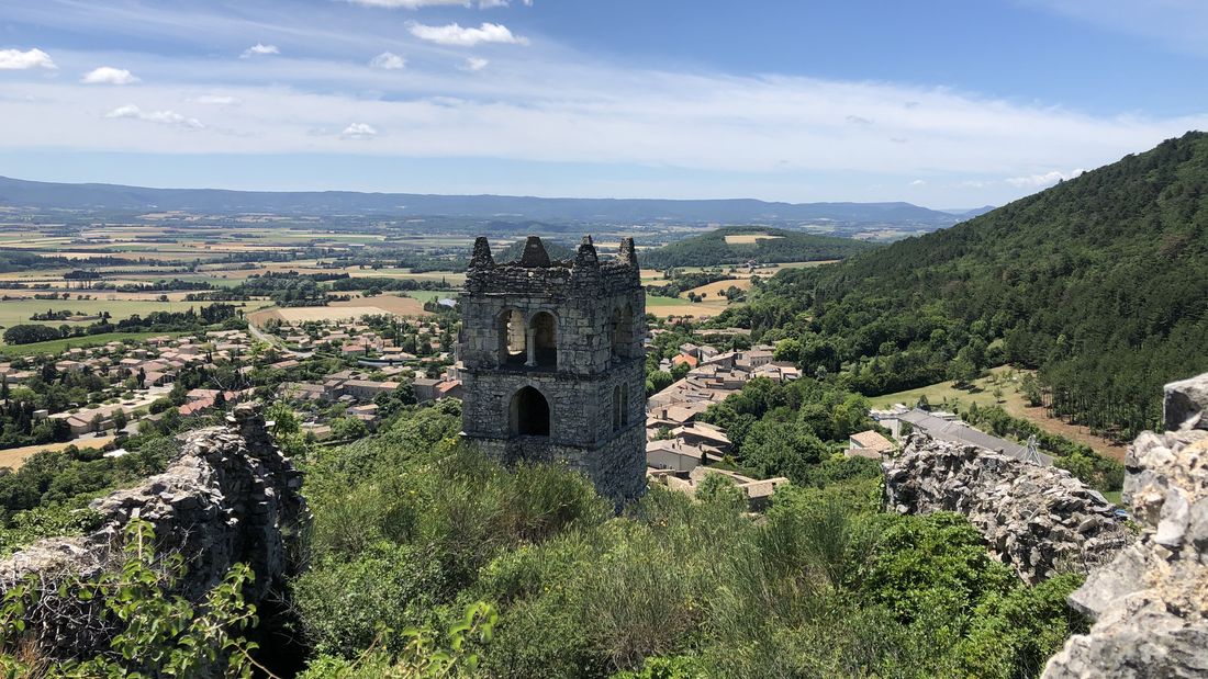 Les ruines du vieux Marsanne dominant la plaine de Montélimar