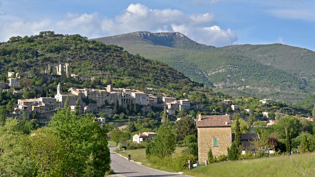 Montbrun-les-Bains accroché en terrasses au flanc de la colline, face aux Baronnies
